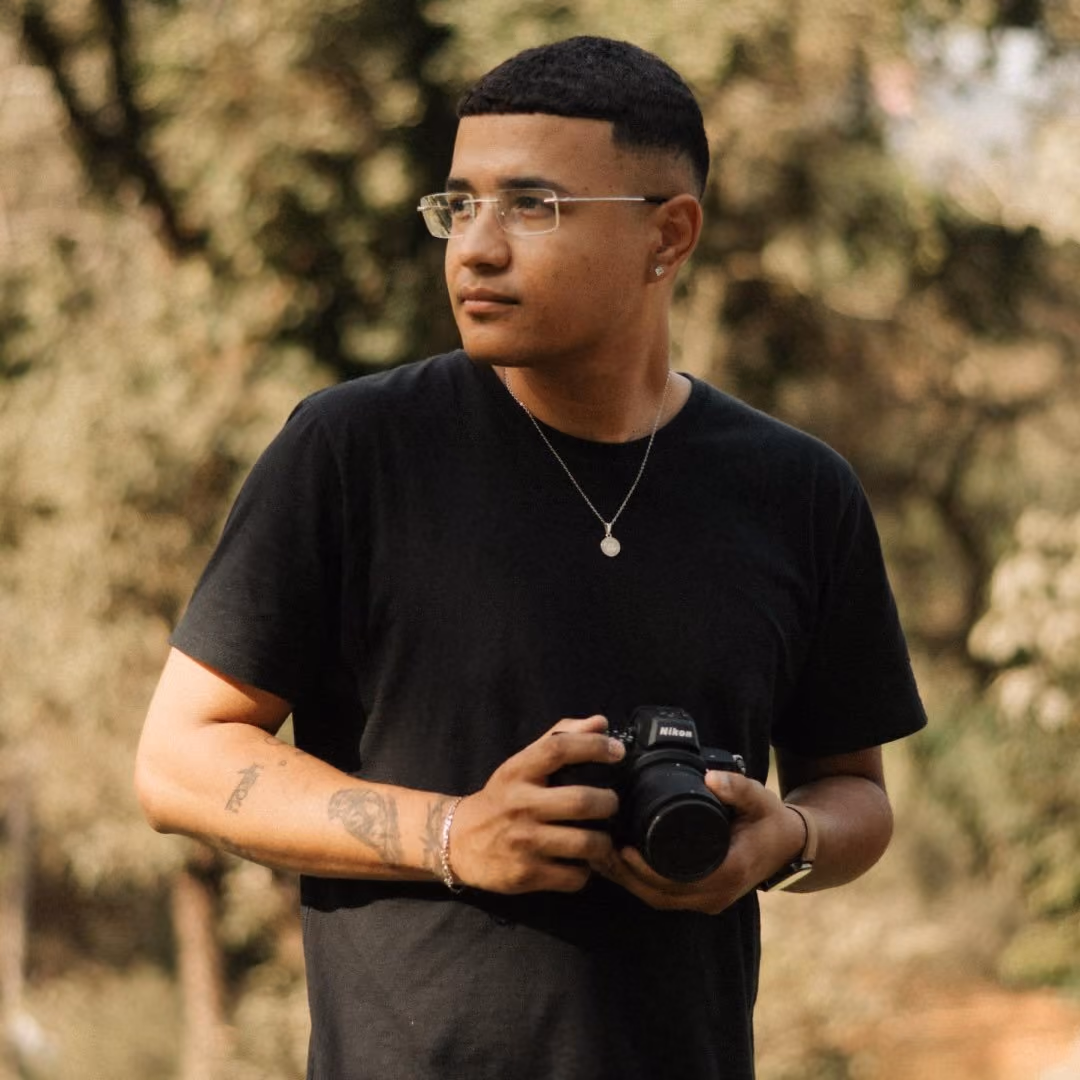 Rafael Dias em campo, fotografando ao entardecer